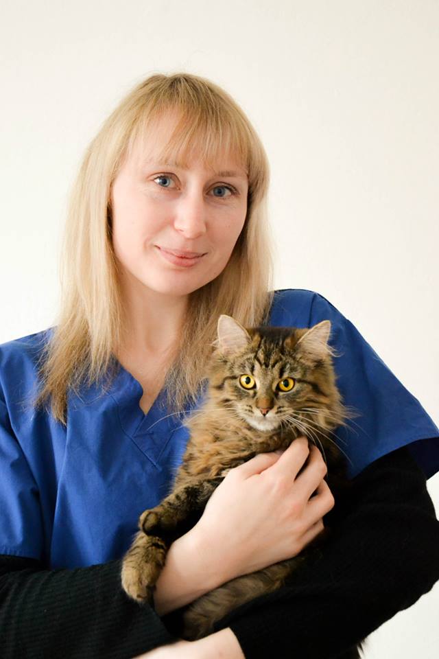 MVDr. Markéta Rázgová, ošetřující lékař našich zvířat a její kočka